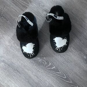 UGG Funkette Platform Slipper – Black Heart Graphic – W8